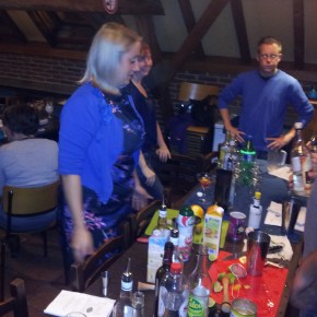 Jong VLD maakt&nbsp;cocktails