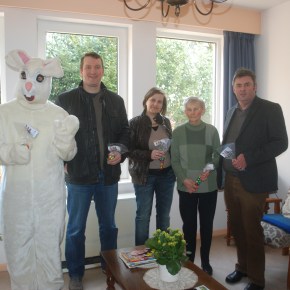 Open VLD-OCMW raadsleden delen paaseitjes uit aan&nbsp;bewoners