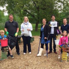 Jong VLD maakt speeltuinen&nbsp;schoon