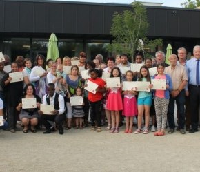 Cursisten Nederlandse lessen krijgen&nbsp;diploma