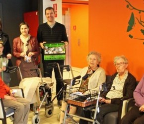 Open VLD-OCMW raadsleden delen paaseitjes uit aan bewoners&nbsp;OCMW-campus